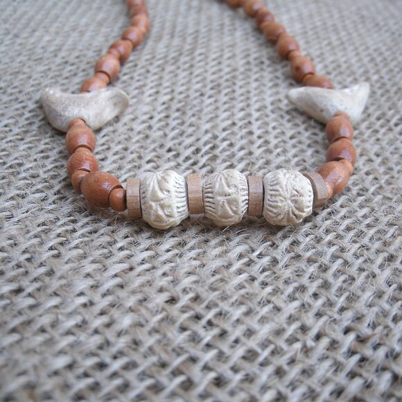 Vintage handmade necklace from 1980s. Made of various wood beads and metal seed - Picture 4 of 12